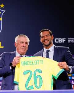 Carlo Ancelotti ao lado de Samir Xaud, presidente da CBF • Rafael Ribeiro/CBF