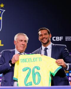 Carlo Ancelotti ao lado de Samir Xaud, presidente da CBF • Rafael Ribeiro/CBF
