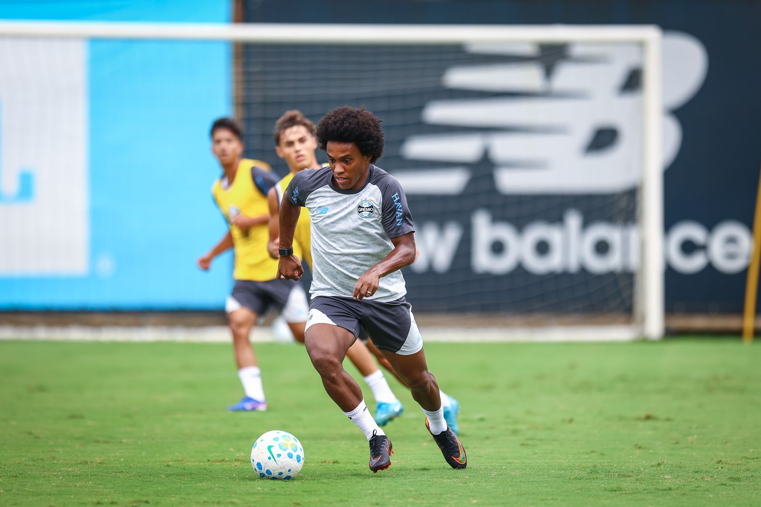 Willian reage ao suposto pedido de saída do Grêmio e nega conversa com a direção