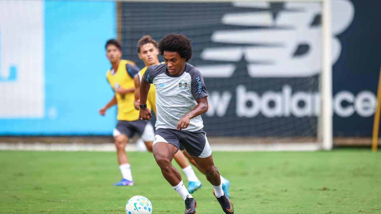 Willian reage ao suposto pedido de saída do Grêmio e nega conversa com a direção