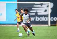 Willian reage ao suposto pedido de saída do Grêmio e nega conversa com a direção