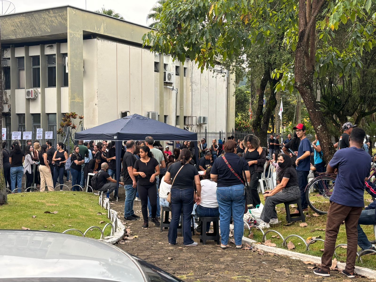 Servidores iniciam movimento grevista concentrados em frente ao prédio da Prefeitura de Timóteo