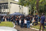 Servidores iniciam movimento grevista concentrados em frente ao prédio da Prefeitura de Timóteo