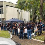 Servidores iniciam movimento grevista concentrados em frente ao prédio da Prefeitura de Timóteo