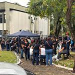 Servidores iniciam movimento grevista concentrados em frente ao prédio da Prefeitura de Timóteo