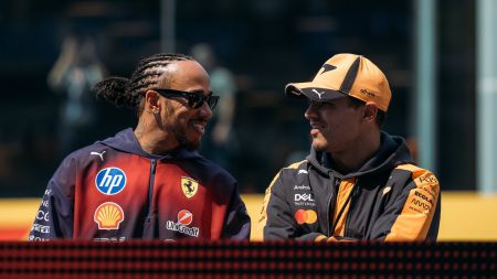 Lewis Hamilton, piloto da Ferrari (à esq.), e Lando Norris, piloto da McLaren (à dir.)