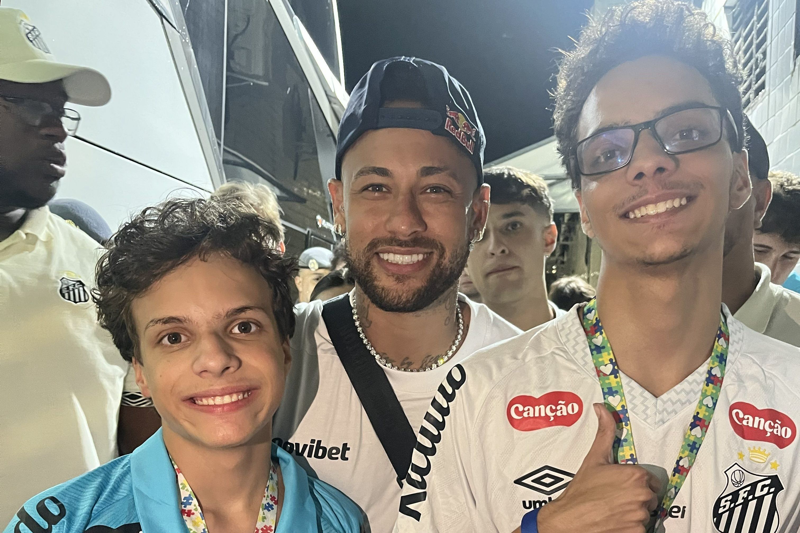 Neymar realiza sonho de irmãos autistas após vitória do Santos