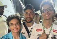 Neymar realiza sonho de irmãos autistas após vitória do Santos