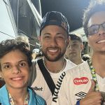 Neymar realiza sonho de irmãos autistas após vitória do Santos