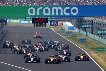 Carros da Fórmula 1 em ação durante o GP do Japão