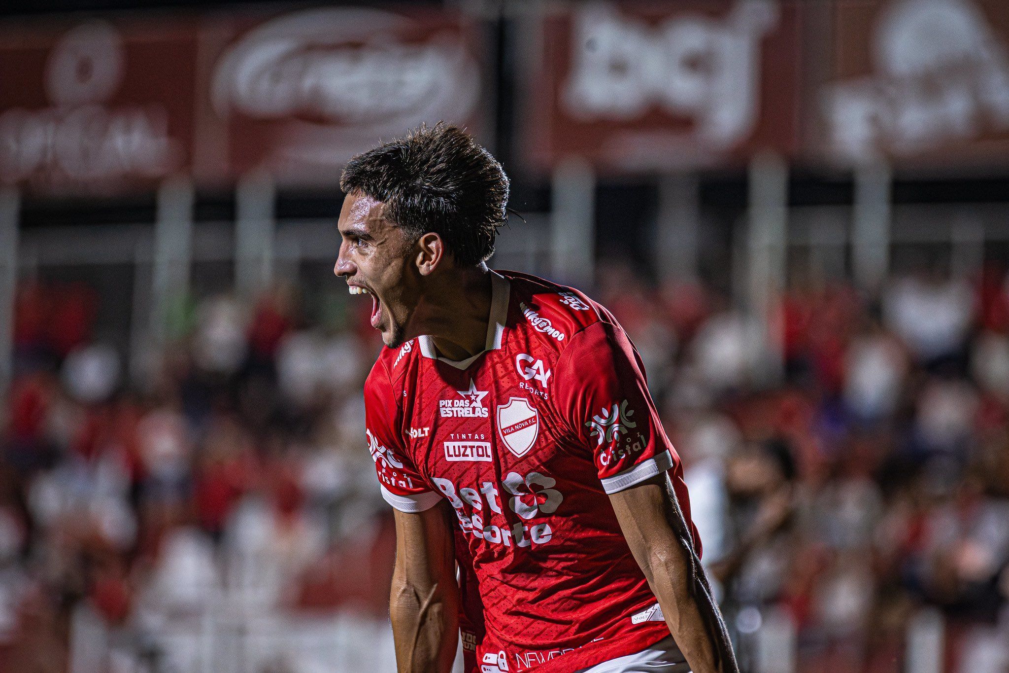 Ex-Cruzeiro marca e comanda virada do Vila Nova sobre o Atlético-GO na Série B