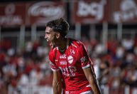 Ex-Cruzeiro marca e comanda virada do Vila Nova sobre o Atlético-GO na Série B