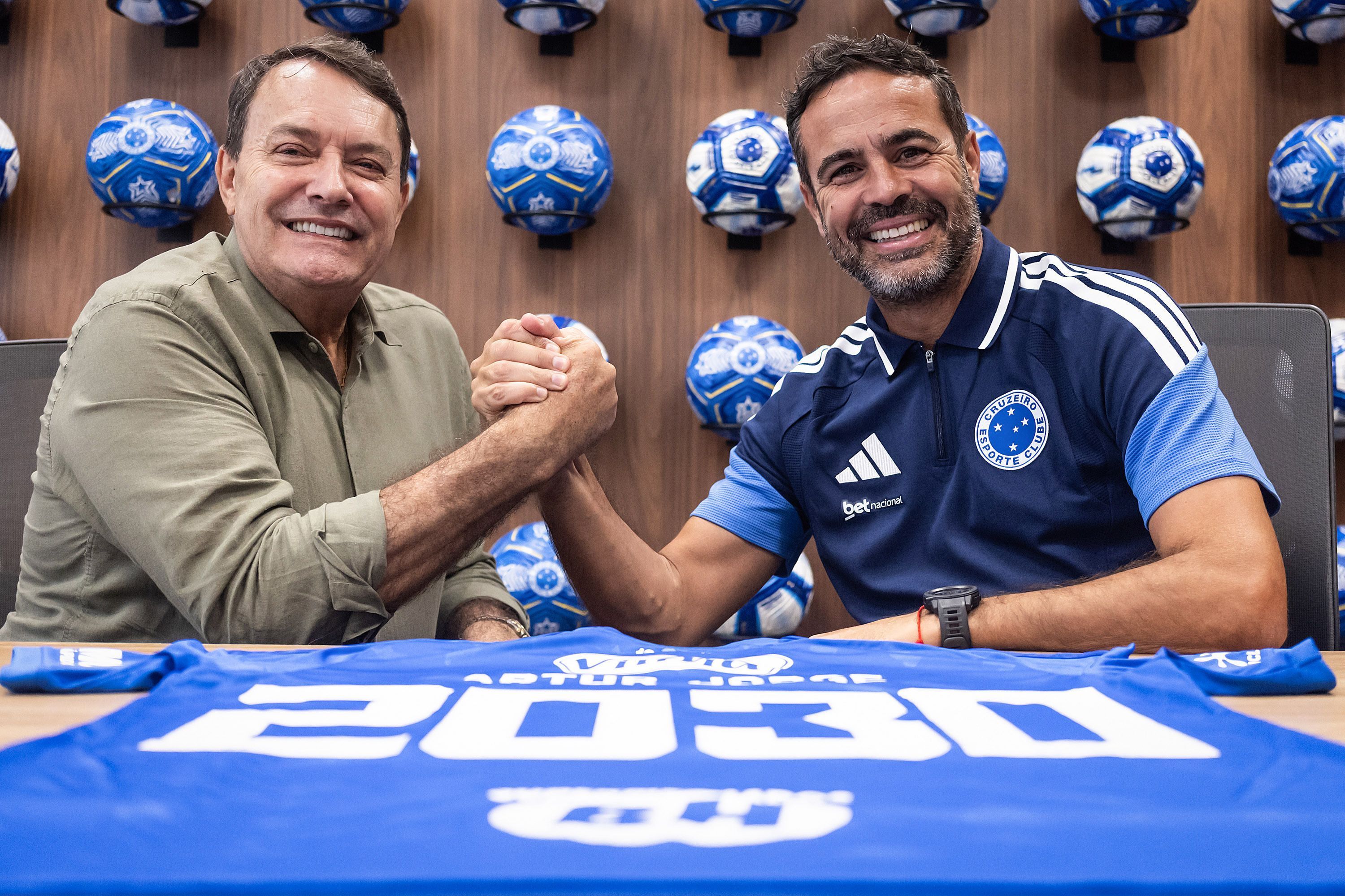 Cruzeiro anuncia renovação com técnico Artur Jorge até o fim de 2030