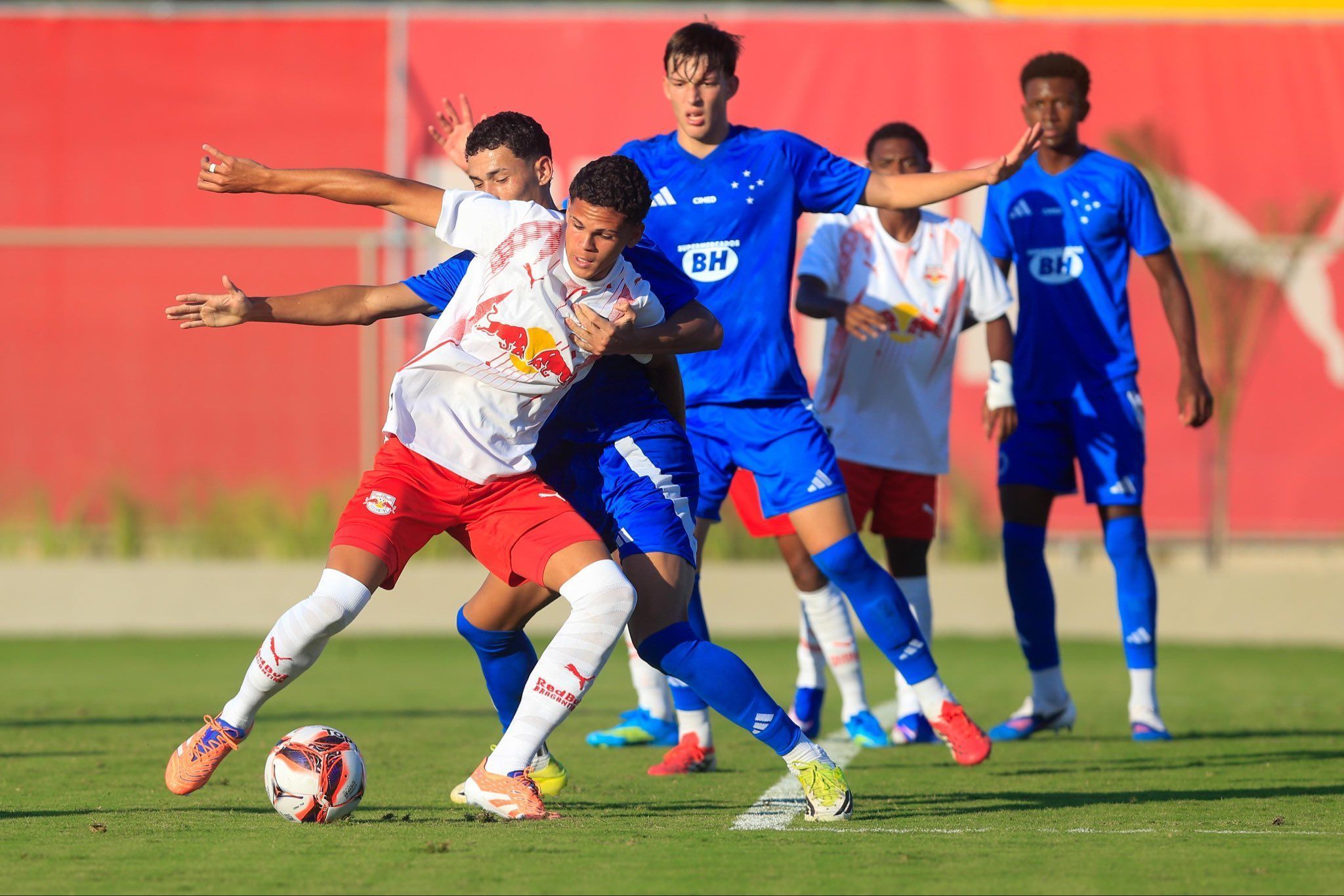 Em jogo agitado, Cruzeiro empata fora de casa com o Bragantino pelo Brasileiro Sub-20