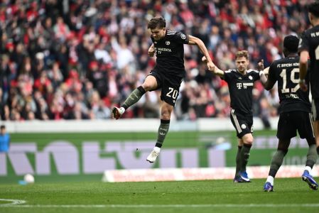 Tom Bischof comemora gol pelo Bayern de Munique
