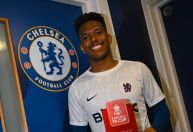 Técnico do Chelsea rasga elogios a Estêvão após goleada: 'Não há limite para ele'