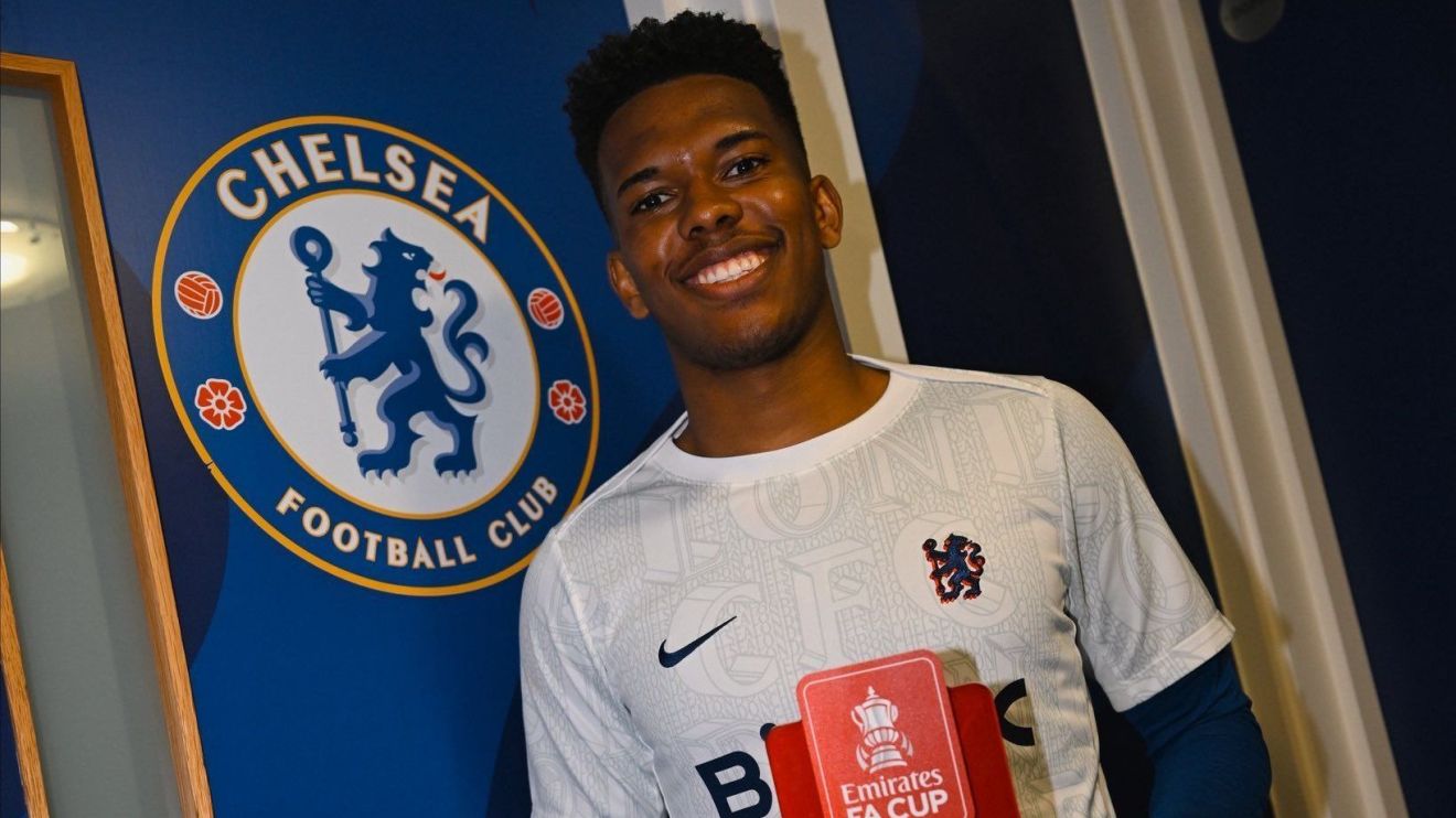 Técnico do Chelsea rasga elogios a Estêvão após goleada: 'Não há limite para ele'