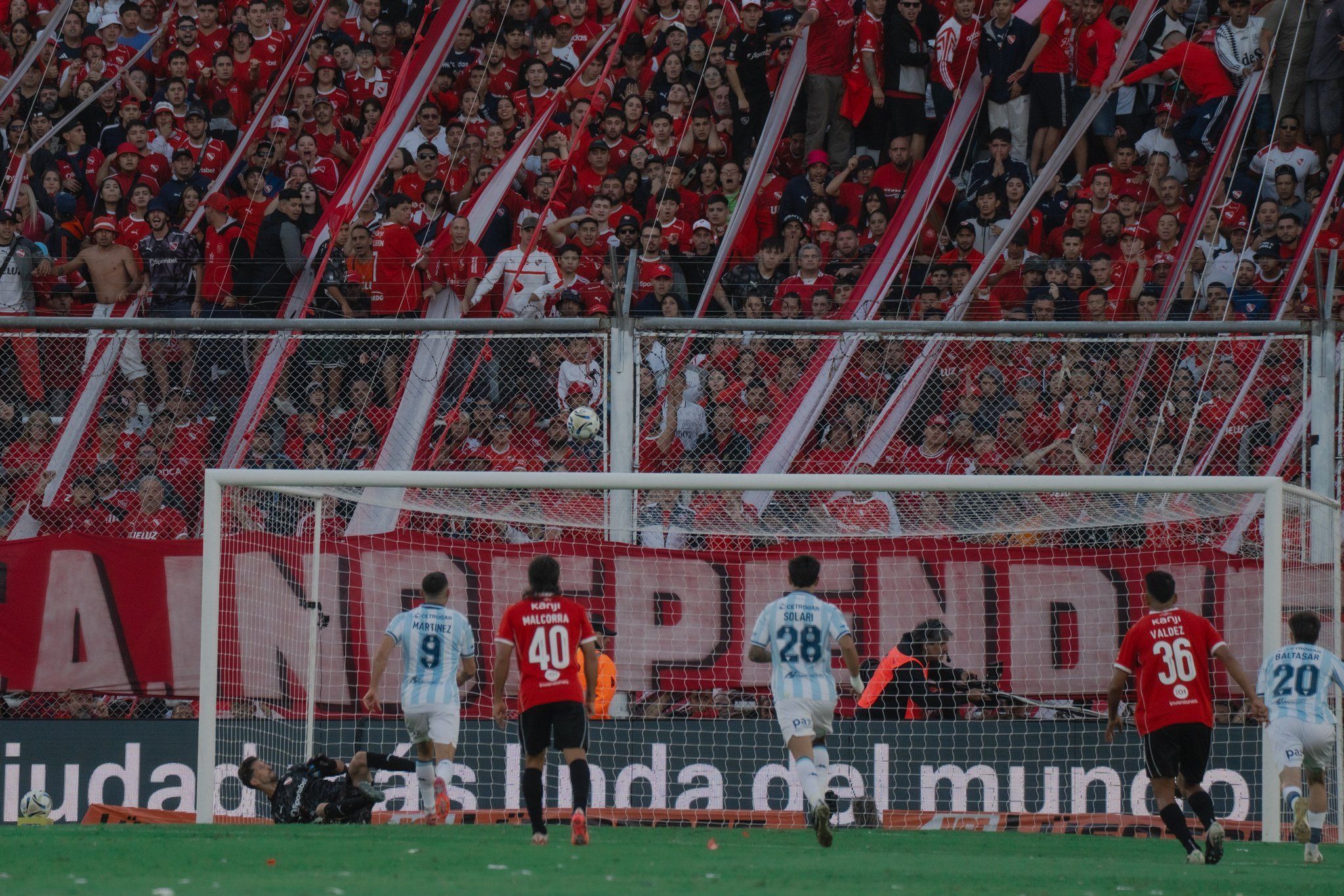 Atacante erra cavadinha em superclássico da Argentina e vira alvo de provocações