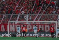 Atacante erra cavadinha em superclássico da Argentina e vira alvo de provocações