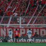 Atacante erra cavadinha em superclássico da Argentina e vira alvo de provocações