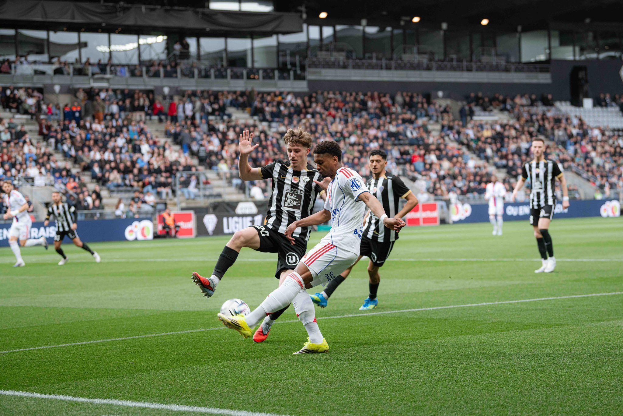 Endrick passa em branco, e Lyon empata sem gols com o Angers pelo Campeonato Francês