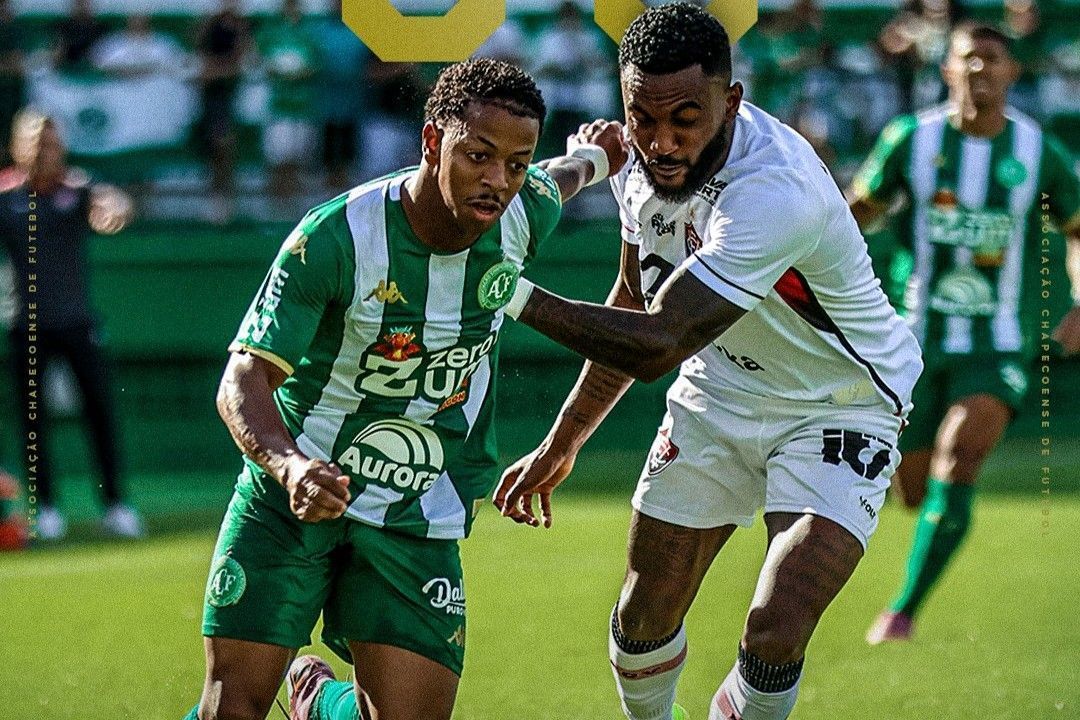 Vitória tem jogador expulso, marca no fim e segura empate com a Chape pelo Brasileiro