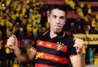 Meia do Sport revela como Luis Suárez o ajudou a conseguir camisa de Messi