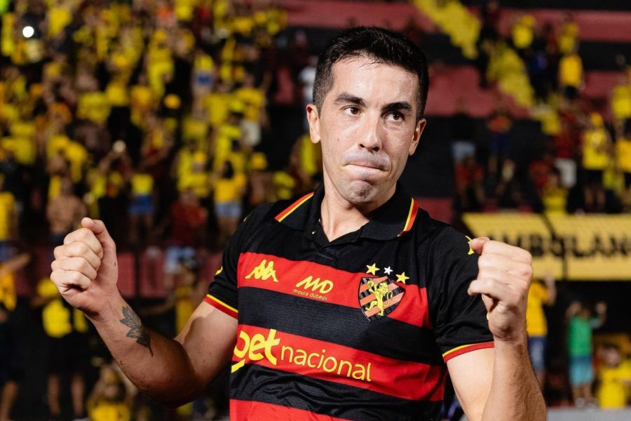 Meia do Sport revela como Luis Suárez o ajudou a conseguir camisa de Messi