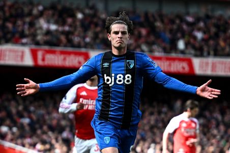 Alex Scott comemora gol em Arsenal 1 x 2 Bournemouth, pela Premier League 2025/2026