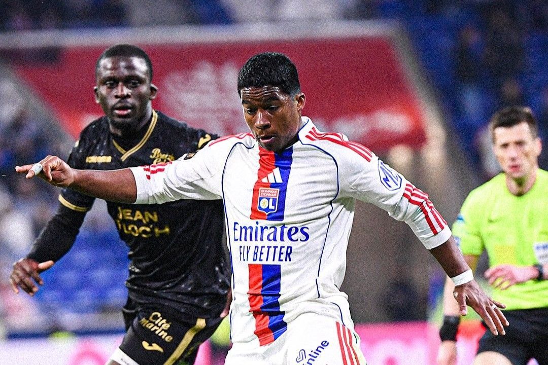 Endrick sai do banco, dá assistência, e Lyon vence Lorient no Francês