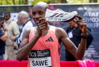 Queniano faz história ao completar maratona de 42 quilômetros em tempo recorde