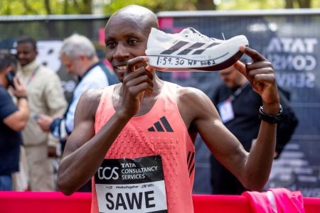 Queniano faz história ao completar maratona de 42 quilômetros em tempo recorde