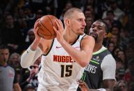 NBA: Jokic brilha, e Nuggets vencem Timberwolves na estreia nos playoffs