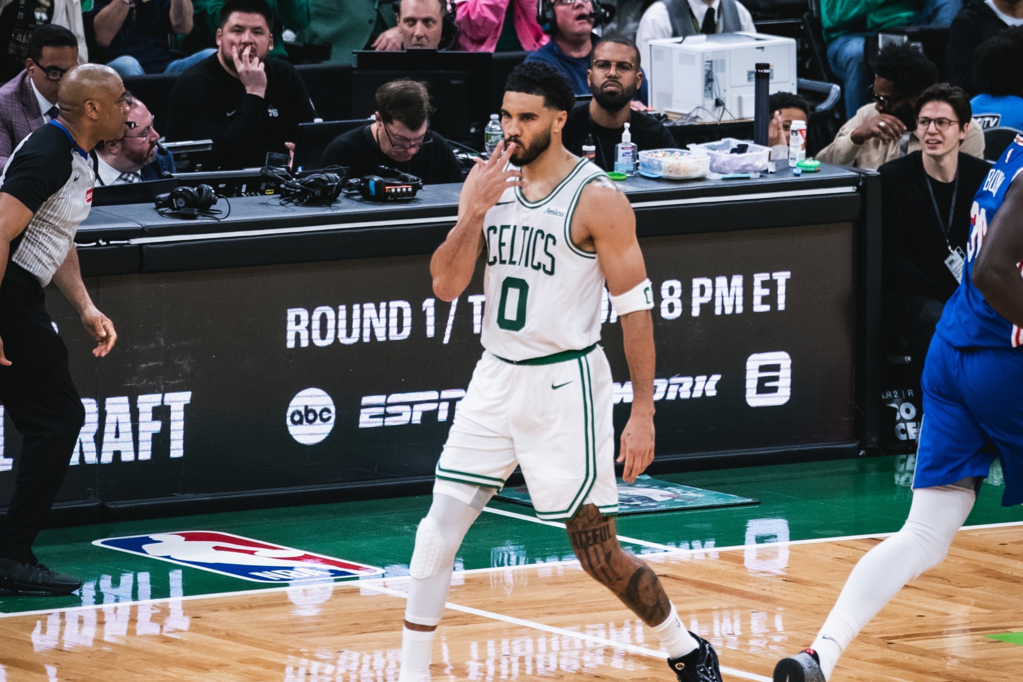 Celtics confirmam favoritismo e atropelam os 76ers em estreia nos playoffs da NBA