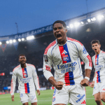 Endrick dá show, Lyon surpreende PSG e entra no G4 do Campeonato Francês