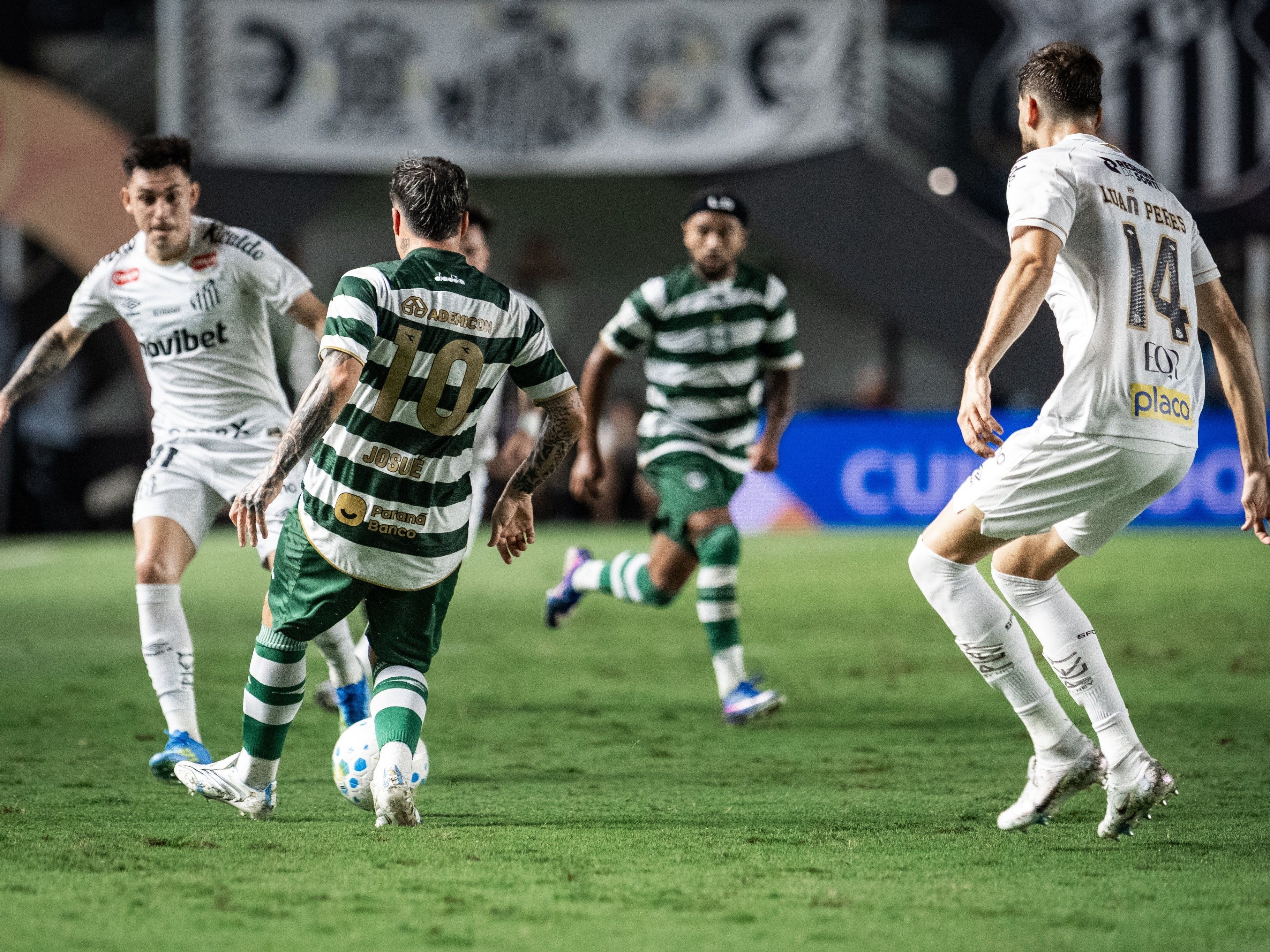 Em jogo aberto, Santos e Coritiba empatam pela Copa do Brasil