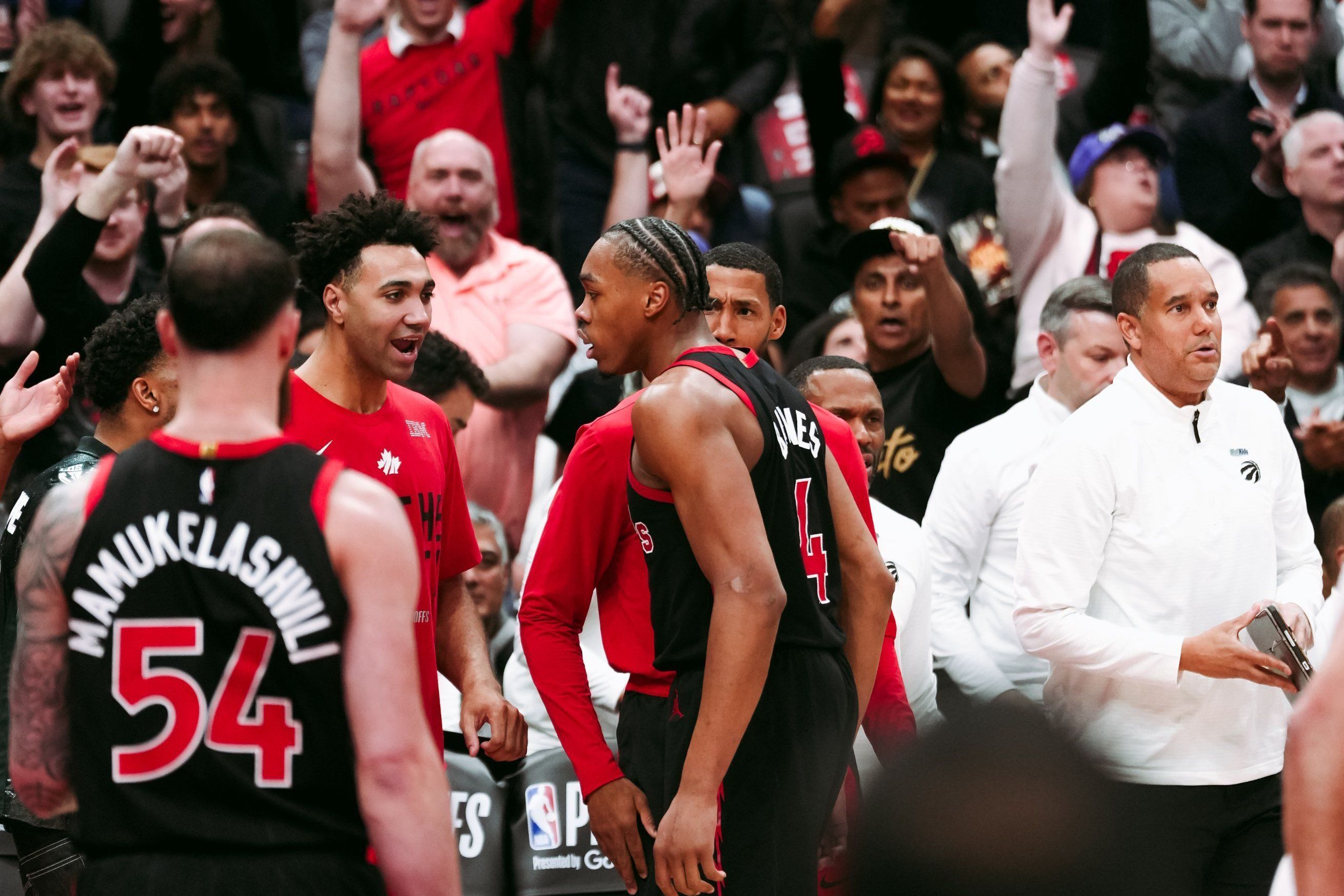 NBA: Toronto Raptors vencem Cleveland Cavaliers e encostam em série nos playoffs