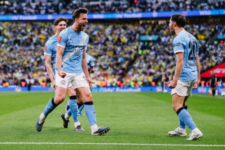 Jogadores do City comemoram o gol da virada, marcado por Nico