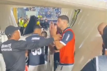 Tassano, do Remo, faz gesto obsceno para torcedores