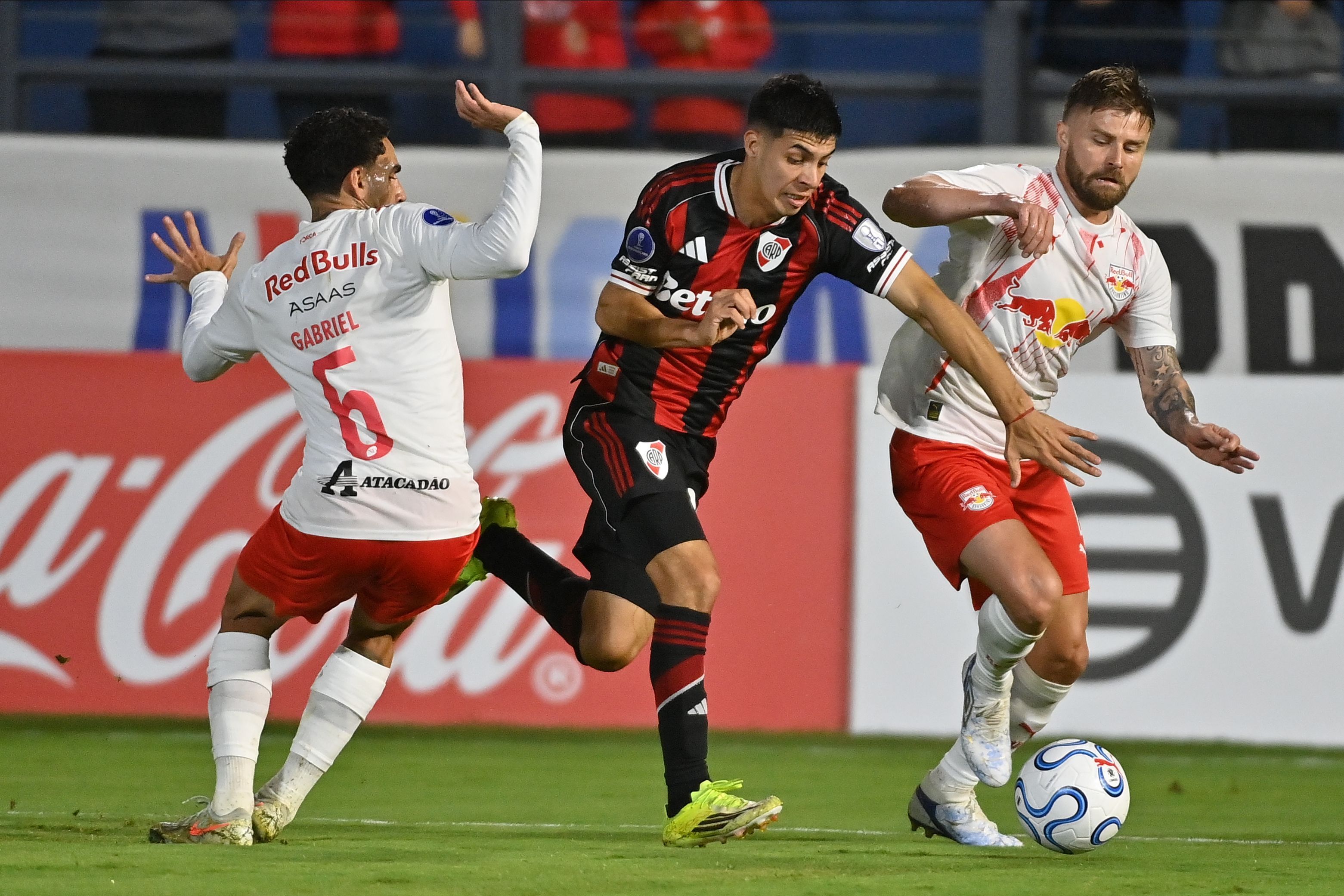 Ex-Atlético perde pênalti, e Bragantino é derrotado pelo River Plate na Sul-Americana