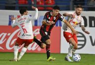 Ex-Atlético perde pênalti, e Bragantino é derrotado pelo River Plate na Sul-Americana