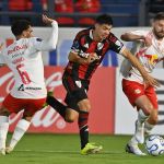 Ex-Atlético perde pênalti, e Bragantino é derrotado pelo River Plate na Sul-Americana