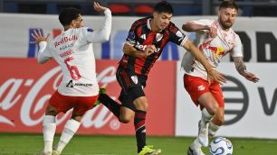 Ex-Atlético perde pênalti, e Bragantino é derrotado pelo River Plate na Sul-Americana