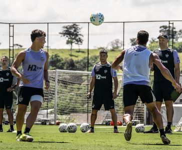 Hulk e o filho Ian Ângelo treinaram juntos na Cidade do Galo • Atlético/Divulgação