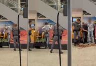 Homem é preso após ameaçar pessoas com espada em aeroporto de SP; veja o momento