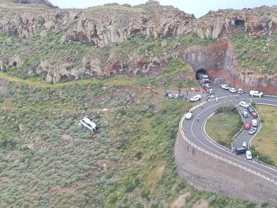 Imagem aérea mostra ônibus tombado em desfiladeiro