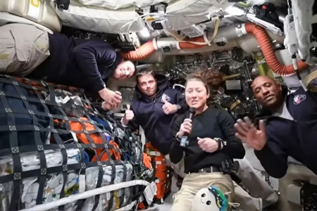 Jeremy Hansen, Reid Wiseman, Christina Koch e Victor Glover durante conversa sobre a missão • Nasa