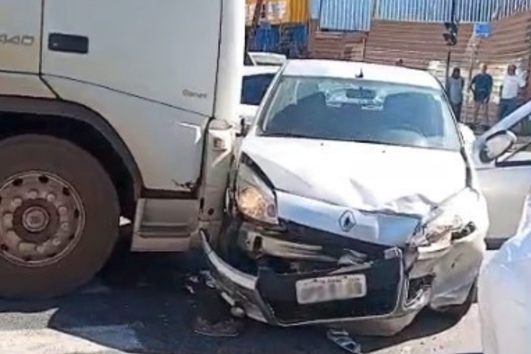 Acidente envolvendo três veículos provoca trânsito lento no bairro Iguaçu, em Ipatinga