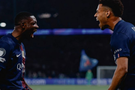 Jogadores comemoram gol marcado pelo PSG em jogo contra o Liverpool