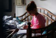 Pais são condenados por não mandar filhas à escola; crianças estudavam em casa